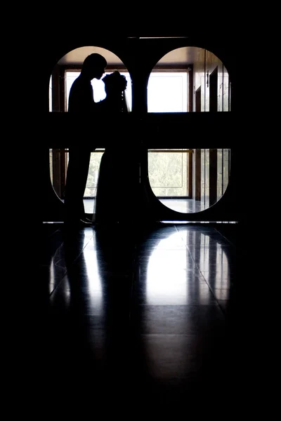 Silhouette of bride and groom — Stock Photo, Image