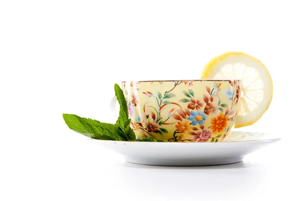 ミントの葉とレモンの新鮮なお茶のカップ — ストック写真