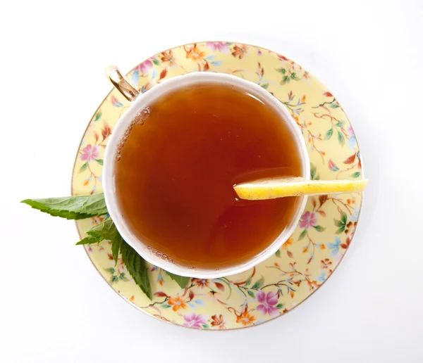 ミントの葉とレモンの新鮮なお茶のカップ — ストック写真