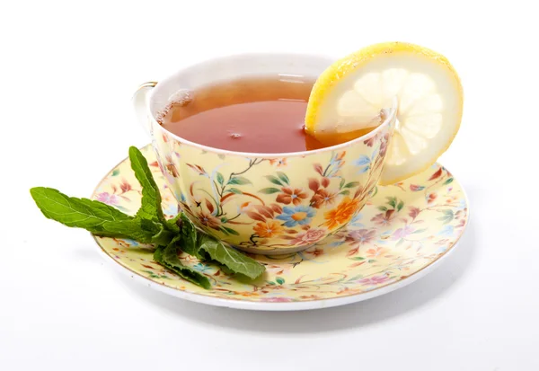 杯新鲜薄荷叶和柠檬与茶 — 图库照片