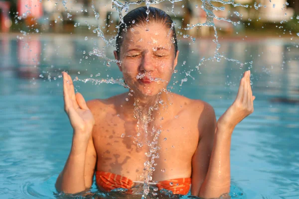 Woman Swimming Pool Play Water Splash — Stock Photo, Image