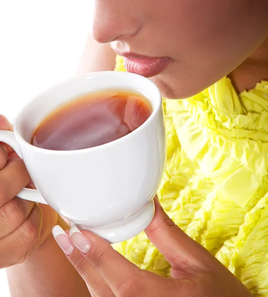 Žena s čerstvý šálek čaje — Stock fotografie