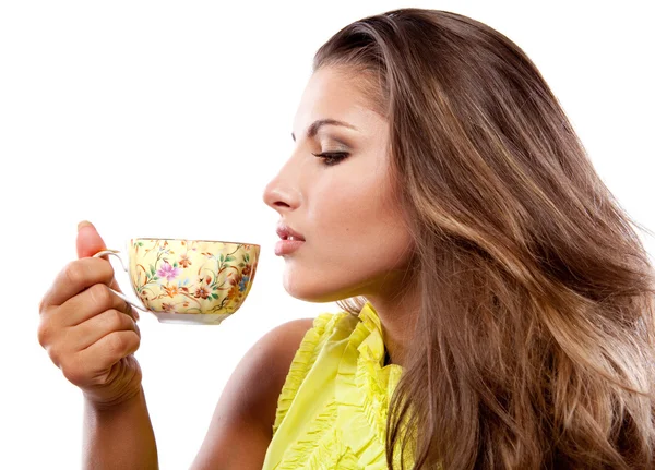 Kvinna med färsk kopp te — Stockfoto