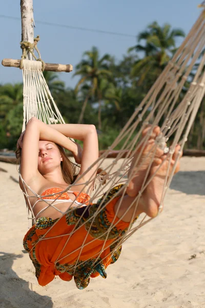 Женщина Принимает Солнечные Ванны Гамаке Пляже — стоковое фото