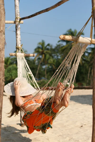 Mujer Tomando Sol Hamaca Playa —  Fotos de Stock