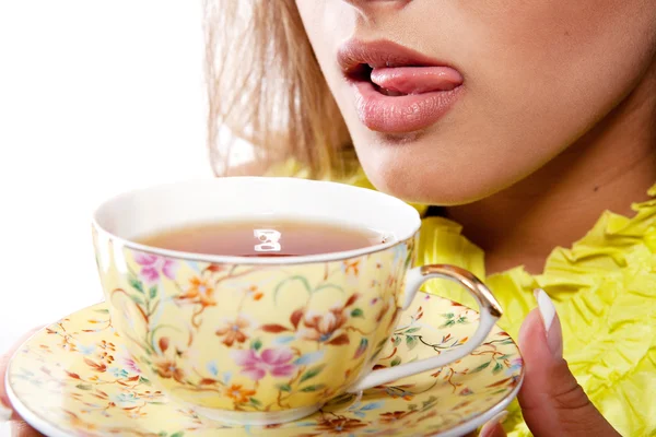 Femme avec une tasse de thé frais — Photo