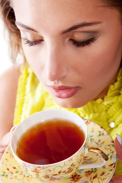 Женщина со свежим чаем — стоковое фото