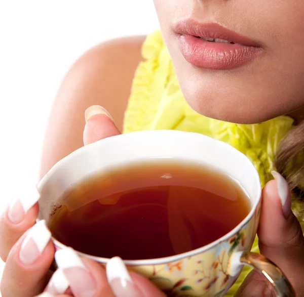 黒茶の新鮮なカップを持つ美容女性 — ストック写真