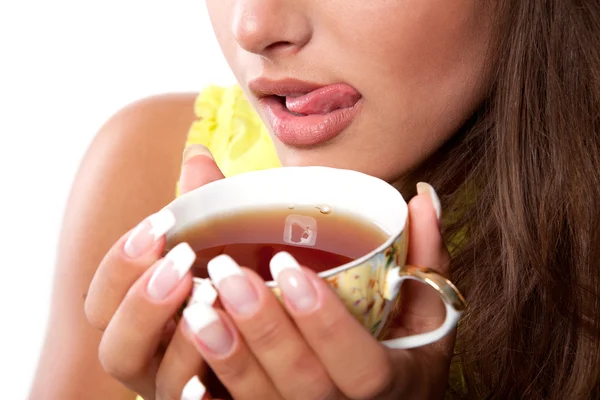 Žena s čerstvý šálek čaje — Stock fotografie