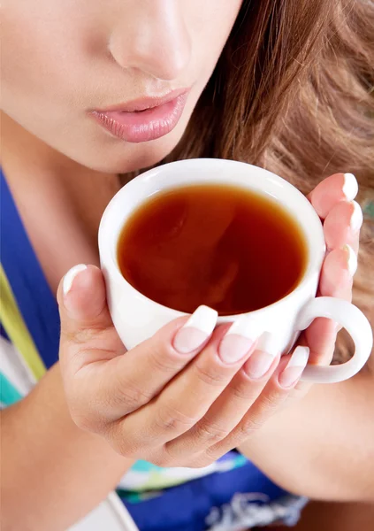 黒茶の新鮮なカップを持つ美容女性 — ストック写真