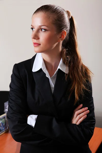 그녀의 사무실에서 매력적인 사업가 리더십 — 스톡 사진