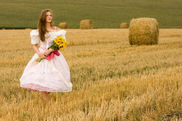 Mujer Vestido Con Flores Campo — Foto de Stock