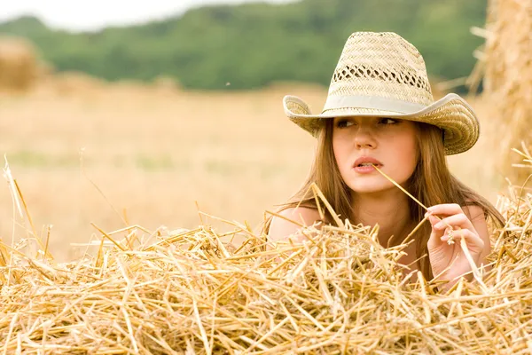 Cowgirl im Stroh — Stockfoto