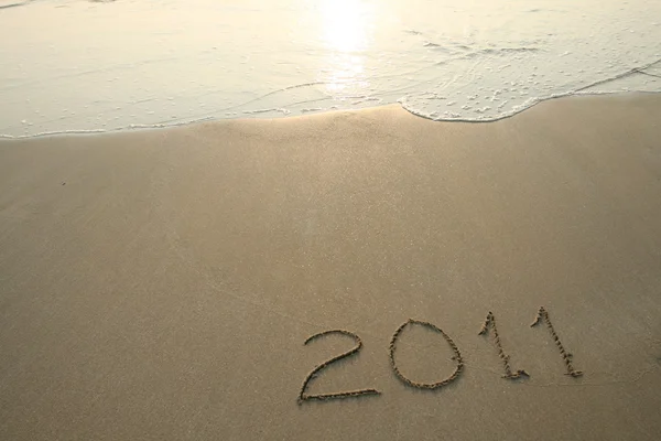 2011 jaar tekst op strand — Stockfoto