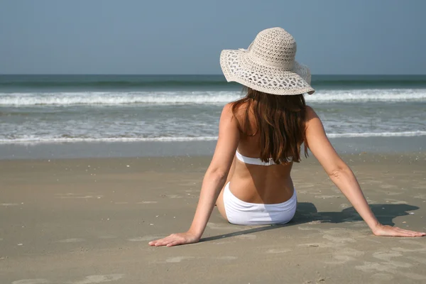 Mujer en la playa —  Fotos de Stock