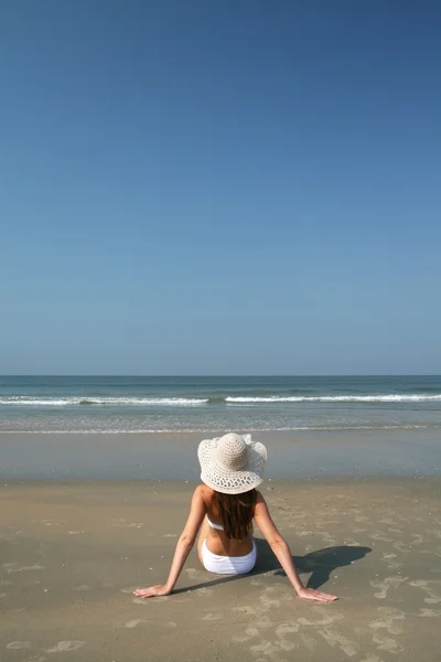 Nő a strandon — Stock Fotó