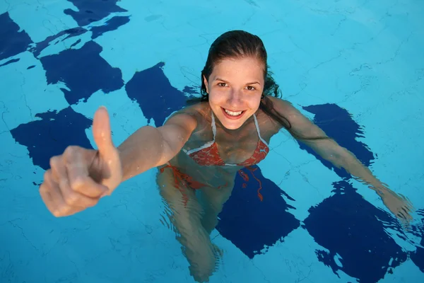 Woman in pool — Stock Photo, Image