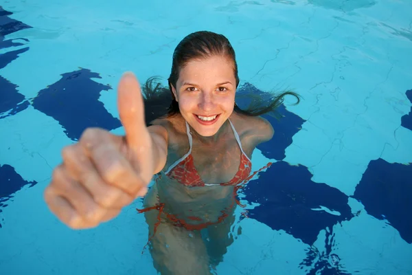 Frau im Pool — Stockfoto