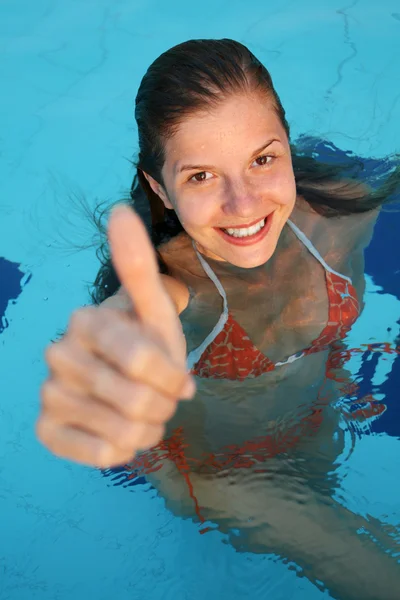 Vrouw in pool — Stockfoto
