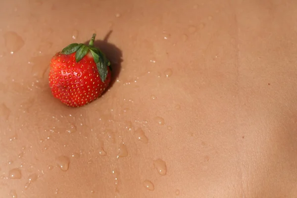 イチゴと体 — ストック写真