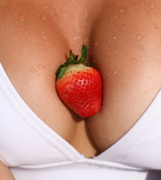 Erdbeere und Körper — Stockfoto