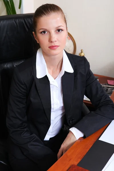 Siyah takım elbiseli iş kadını — Stok fotoğraf