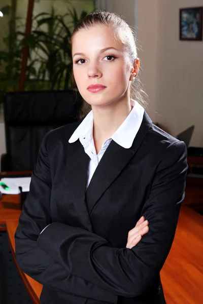Affärskvinna i svart kostym — Stockfoto