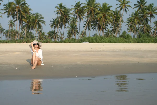 Woman on the beach — Stock Photo, Image