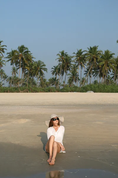 Femme sur la plage — Photo