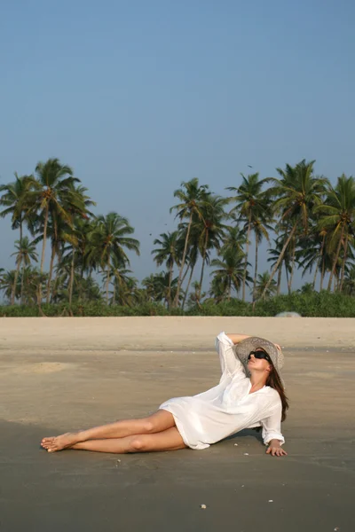 Donna sulla spiaggia — Foto Stock
