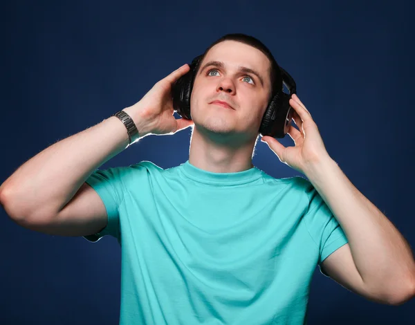 Człowiek ze słuchawkami — Zdjęcie stockowe