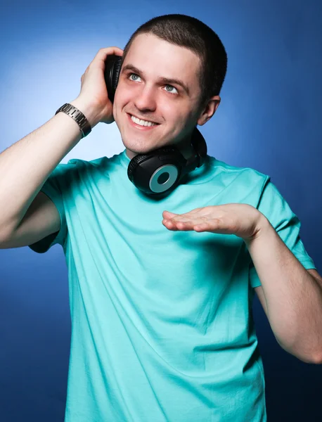 Homme avec écouteurs — Photo