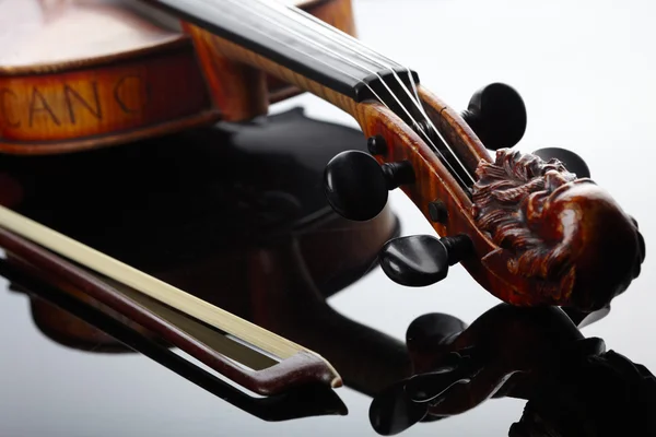 Violino e arco no fundo escuro — Fotografia de Stock
