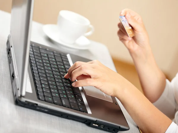 Ruce držící kreditních karet a laptop. mělké dof — Stock fotografie