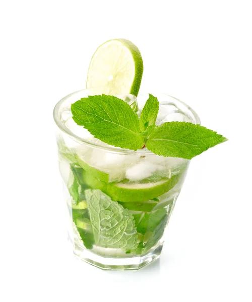 Mojito-Cocktail auf weißem Hintergrund — Stockfoto