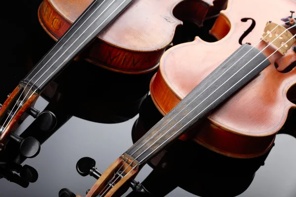 Dois violinos em fundo escuro — Fotografia de Stock