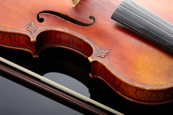 Violin and bow on dark background — Stock Photo, Image
