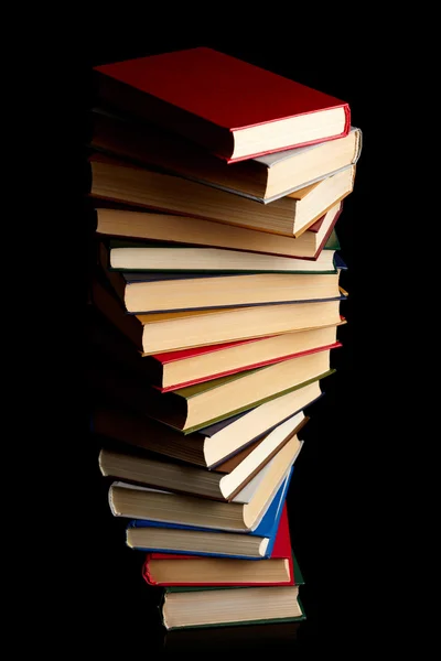 Bücherstapel auf schwarzem Hintergrund — Stockfoto