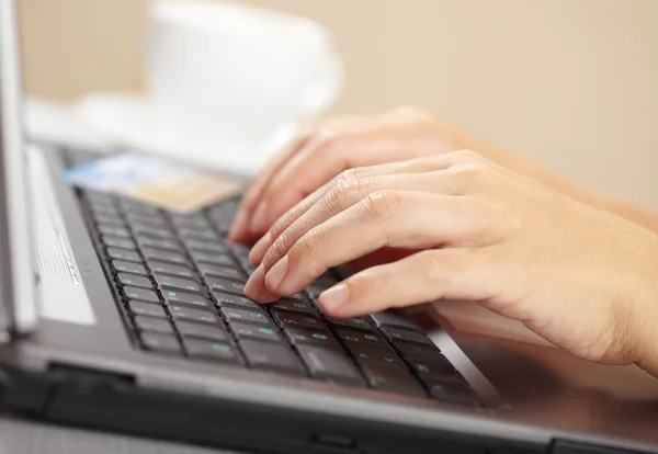 Woman's hands and laptop — Stock Photo, Image