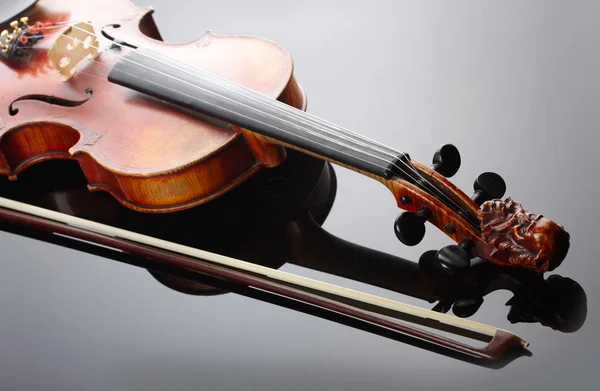 Βιολί και τόξο σε σκούρο φόντο — Φωτογραφία Αρχείου