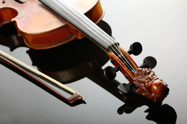 Скрипка і лук на темному тлі — стокове фото
