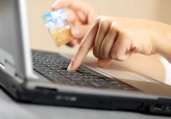 Hands holding credit card and laptop. Shallow DOF — Stock Photo, Image