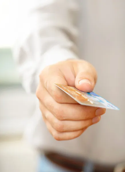 Hand mit Kreditkarte. flacher dof — Stockfoto