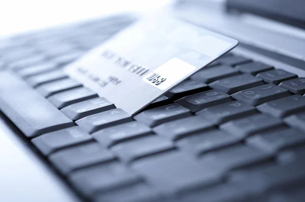 Cartão de crédito e laptop. DOF superficial — Fotografia de Stock