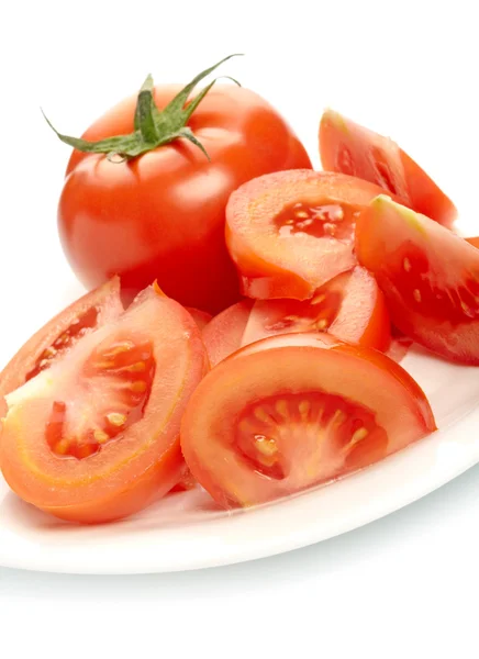 Tomat och skivor på plattan isolerad på vit bakgrund — Stockfoto