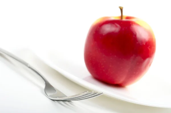 Посуда и красное яблоко — стоковое фото