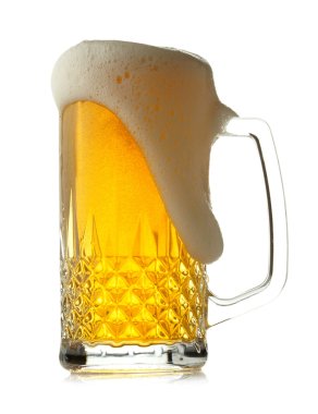 Beyaz arkaplanda izole edilmiş bira kupası