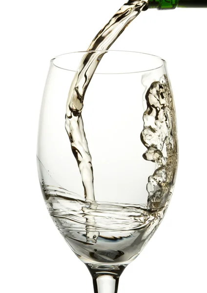 Witte wijn die in glas stroomt — Stockfoto