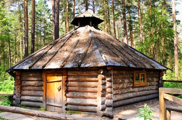 Pequena casa de madeira velha em madeira — Fotografia de Stock