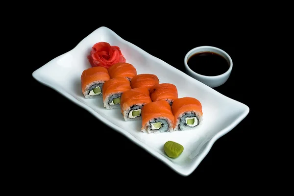 Sushi Roll Philadelphia Mártással Fekete Háttér Tányéron — Stock Fotó